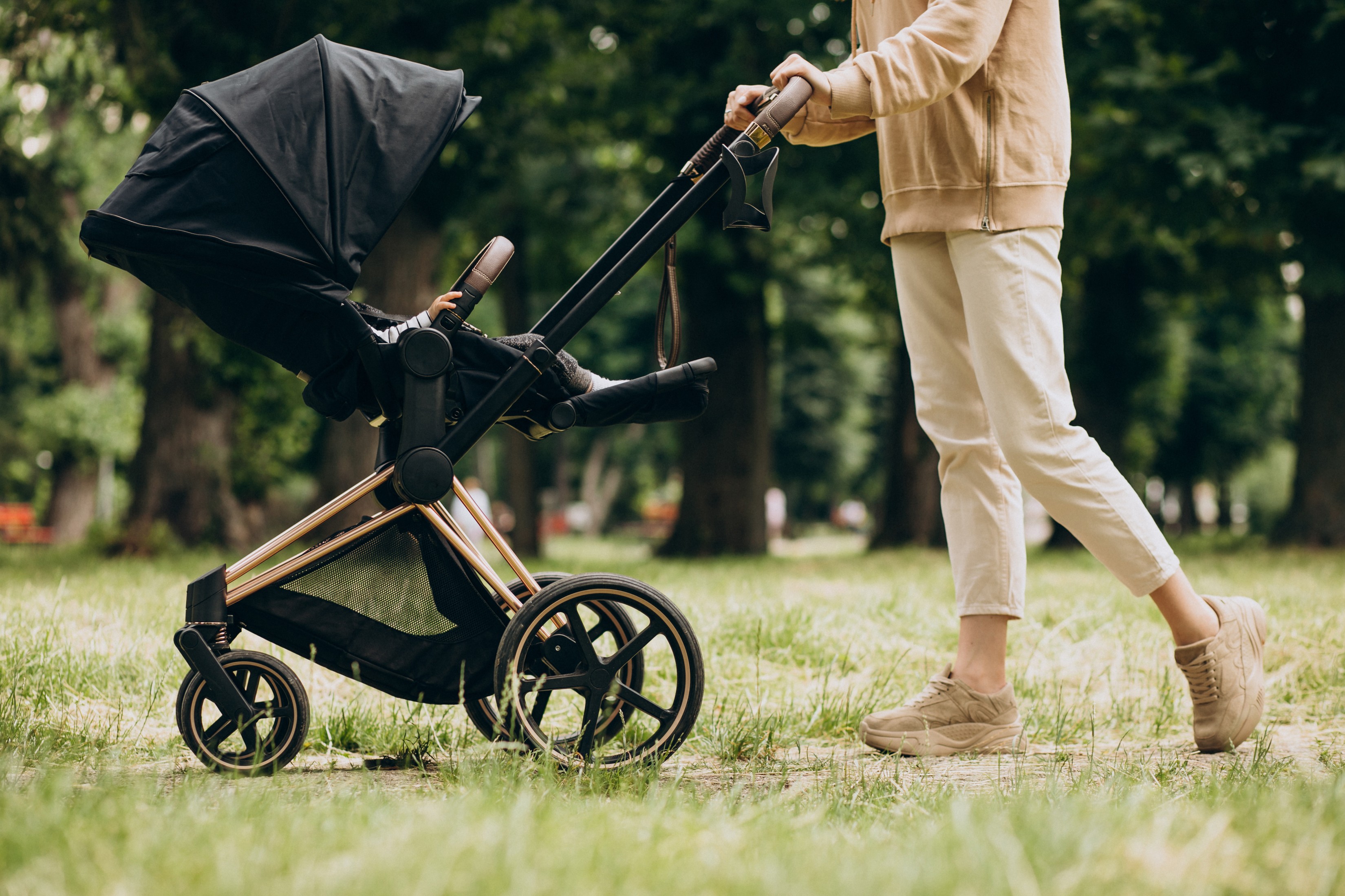 bayi keluar rumah, usia aman bayi jalan-jalan, bayi dan sistem imun, tips bawa bayi keluar, kesehatan bayi baru lahir, Bunda, si Kecil